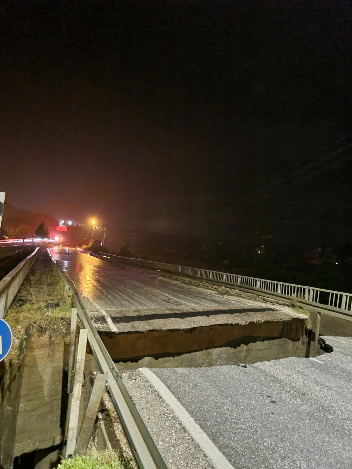 Nehir taştı, köprü ve yollar çöktü, çok sayıda araç zarar gördü 11