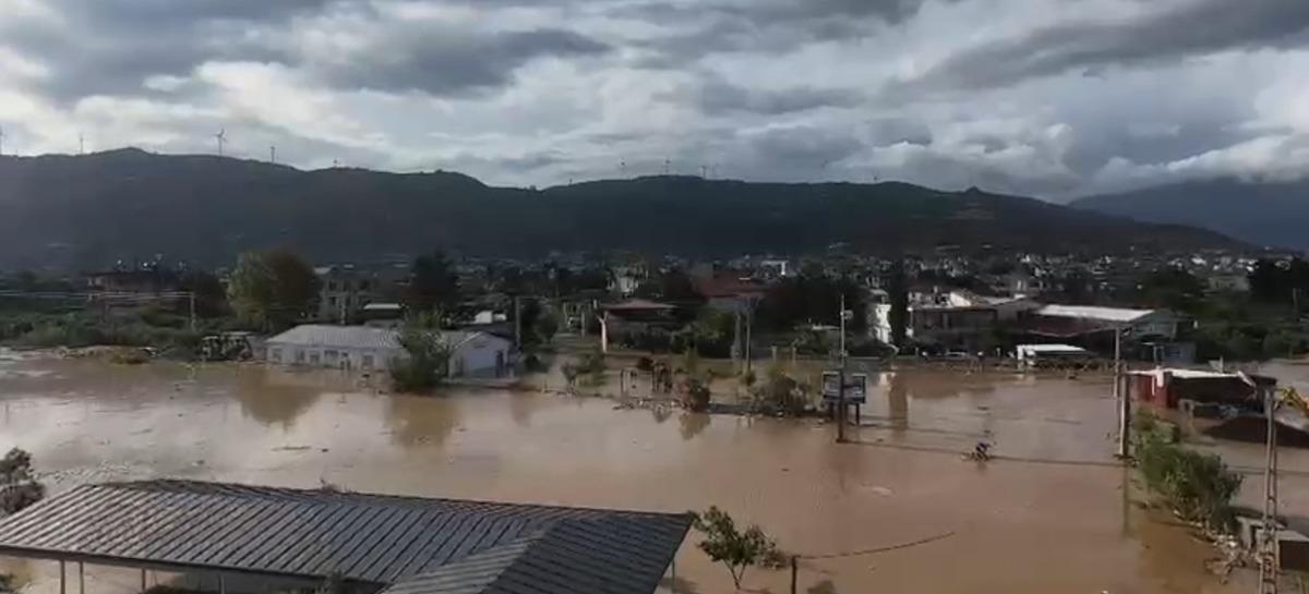 Nehir taştı, köprü ve yollar çöktü, çok sayıda araç zarar gördü 12