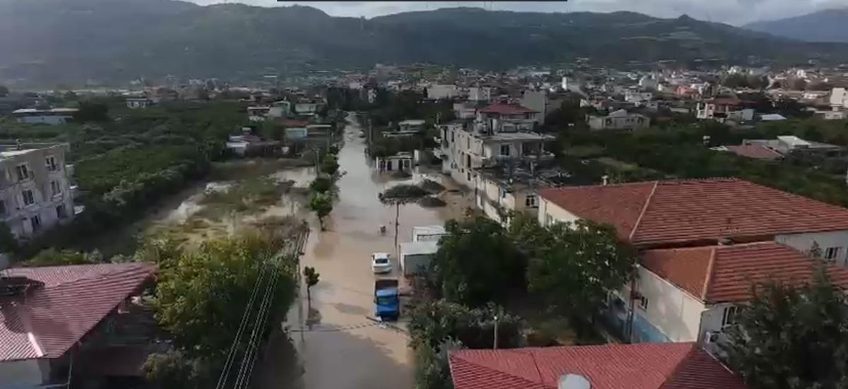 Nehir taştı, köprü ve yollar çöktü, çok sayıda araç zarar gördü 13