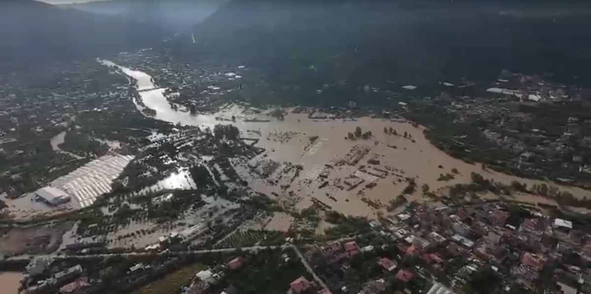 Nehir taştı, köprü ve yollar çöktü, çok sayıda araç zarar gördü 14