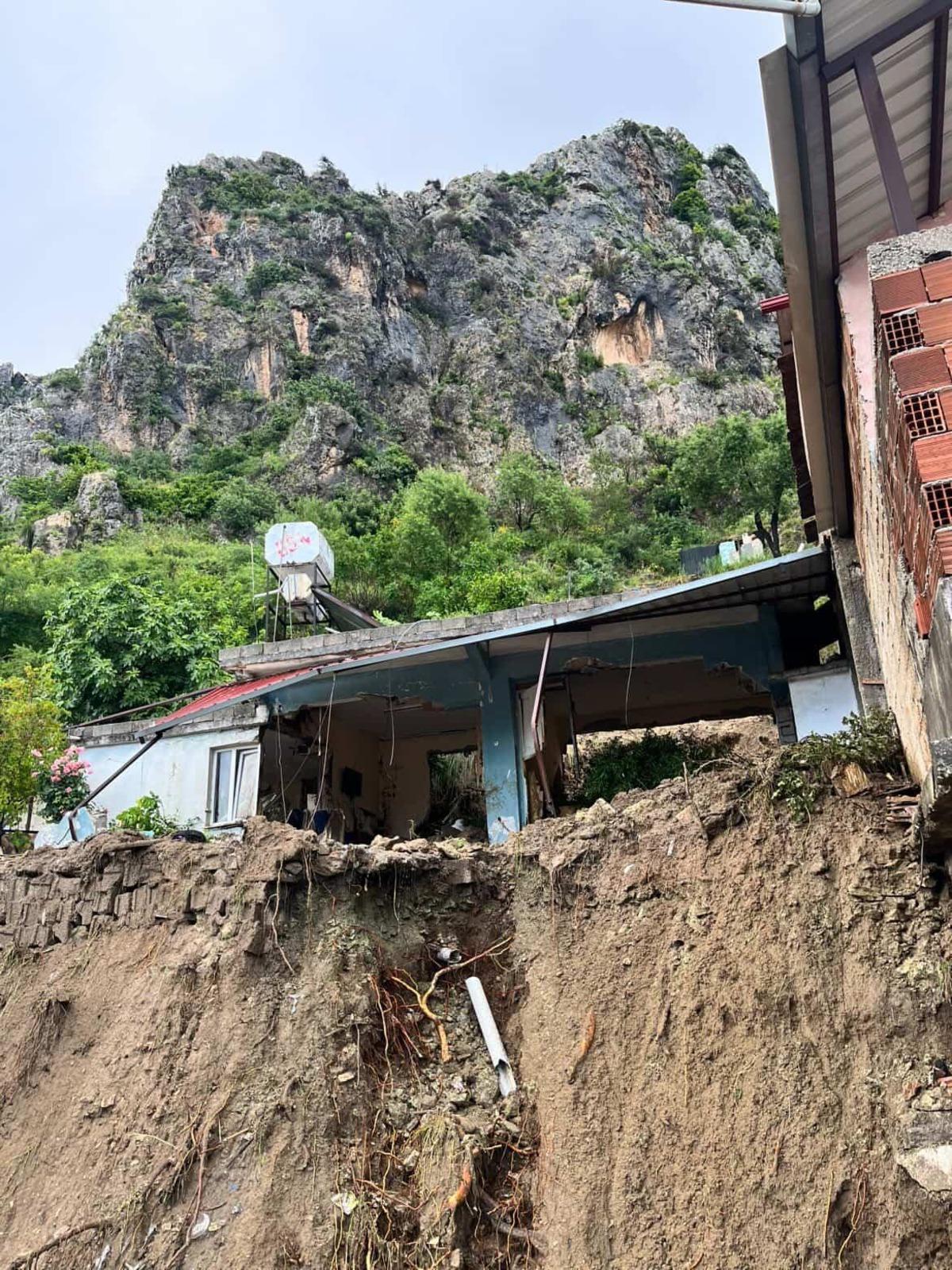 Nehir taştı, köprü ve yollar çöktü, çok sayıda araç zarar gördü 15