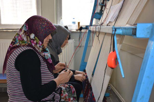 Kepsut’ta, bir asır sonra Yağcıbedir halısı yeniden dokunuyor