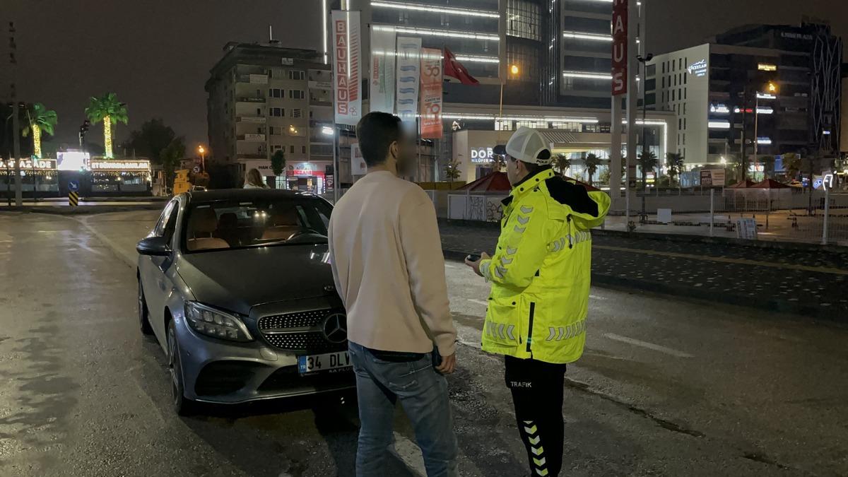 Polis sabır taşı &ccedil;ıktı! Alkoll&uuml; s&uuml;r&uuml;c&uuml;n&uuml;n ilgin&ccedil; anları: "Alo kanka, acil durum" 1