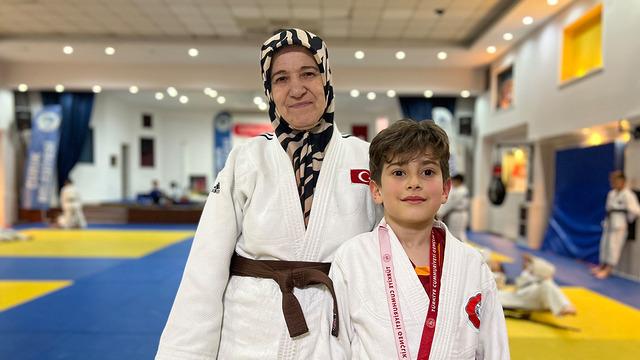 Kenardan taktik verdiği torununu Türkiye üçüncüsü yaptı! 
