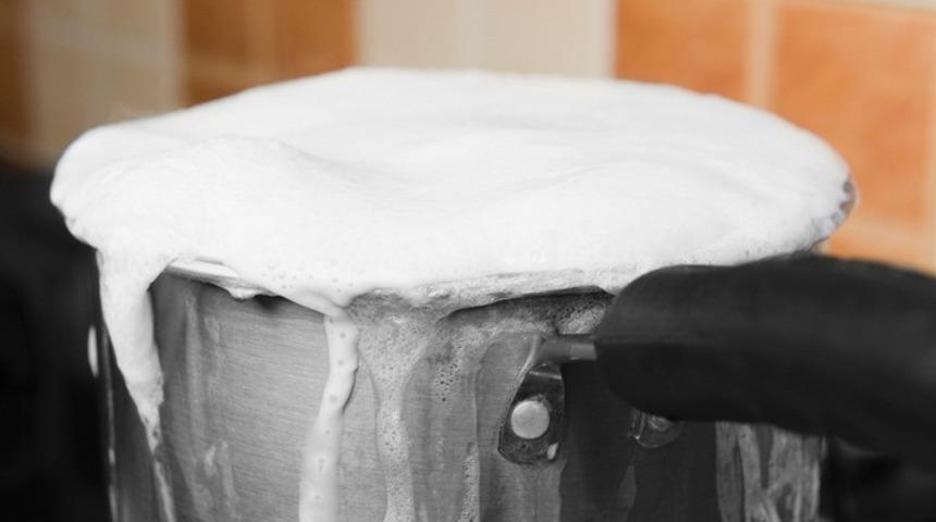 S&uuml;t pişirirken s&uuml;rekli taşırıyorsanız işte &ccedil;&ouml;z&uuml;m&uuml;