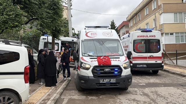 Kocaeli de apartman dairesinde çıkan yangında 3 kişi dumandan etkilendi 2
