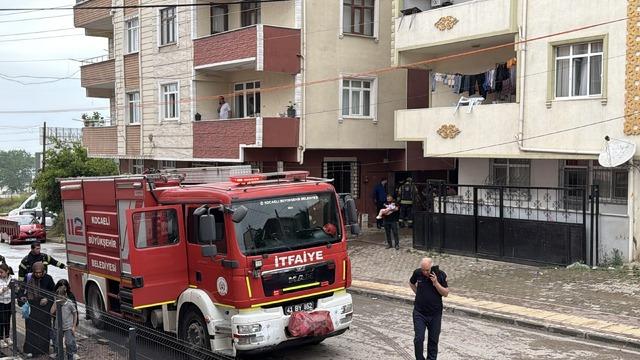 Kocaeli de apartman dairesinde çıkan yangında 3 kişi dumandan etkilendi 1