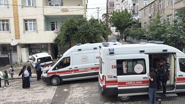 Kocaeli'de apartman dairesinde çıkan yangında 3 kişi dumandan etkilendi