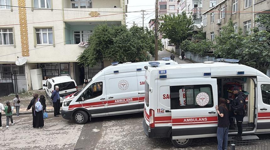 Kocaeli'de apartman dairesinde &ccedil;ıkan yangında 3 kişi dumandan etkilendi