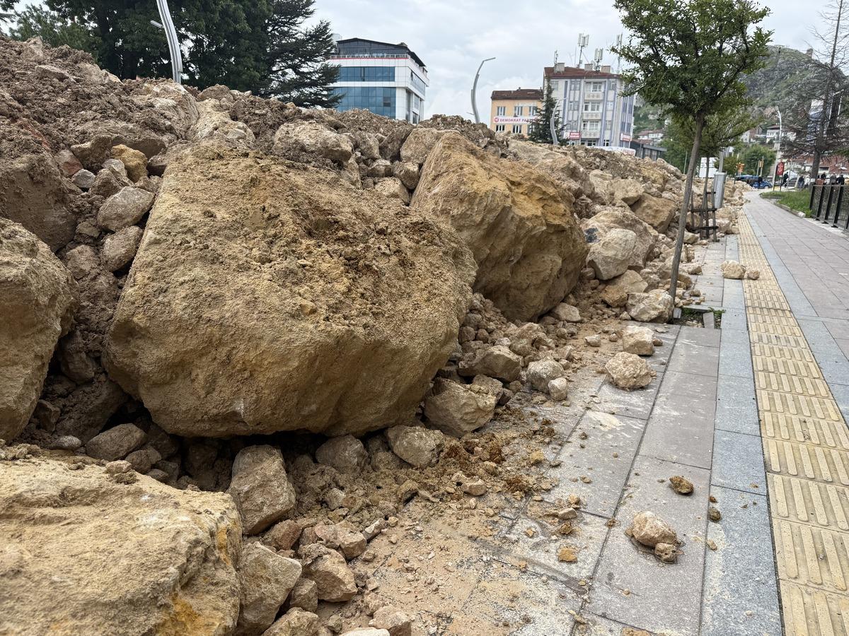 33 yıl sonra ilk olmuştu! Tokat ta sel hazırlığı başladı: Araçlar ağaca bağlandı 2