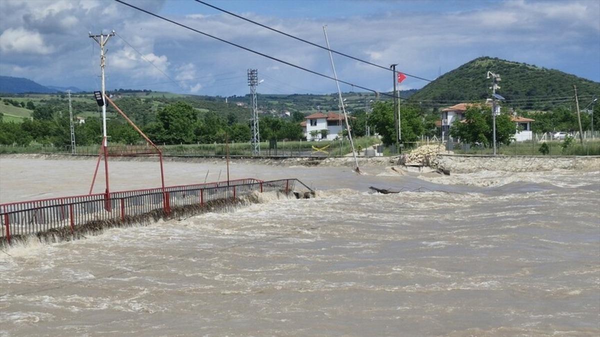33 yıl sonra ilk olmuştu! Tokat ta sel hazırlığı başladı: Araçlar ağaca bağlandı 1