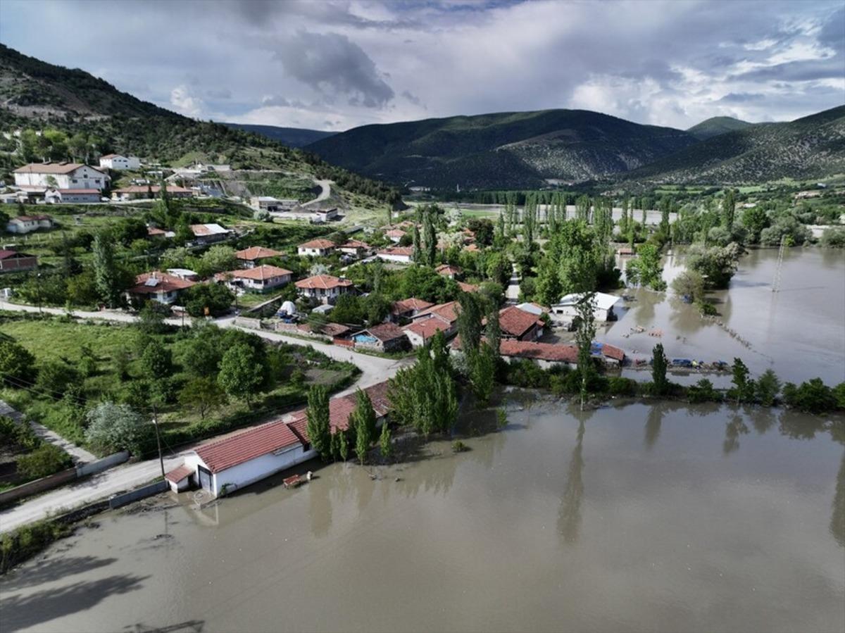 33 yıl sonra ilk olmuştu! Tokat ta sel hazırlığı başladı: Araçlar ağaca bağlandı 3