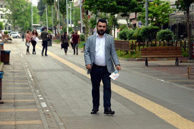 Asgari ücretli engelli, kredi çekip, ödünç takım elbiseyle aday adayı