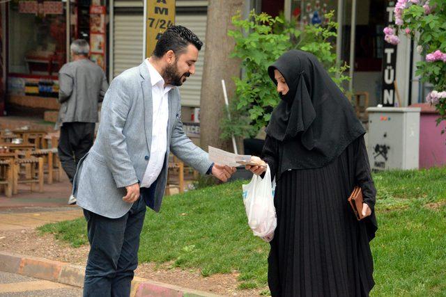 Asgari ücretli engelli, kredi çekip, ödünç takım elbiseyle aday adayı