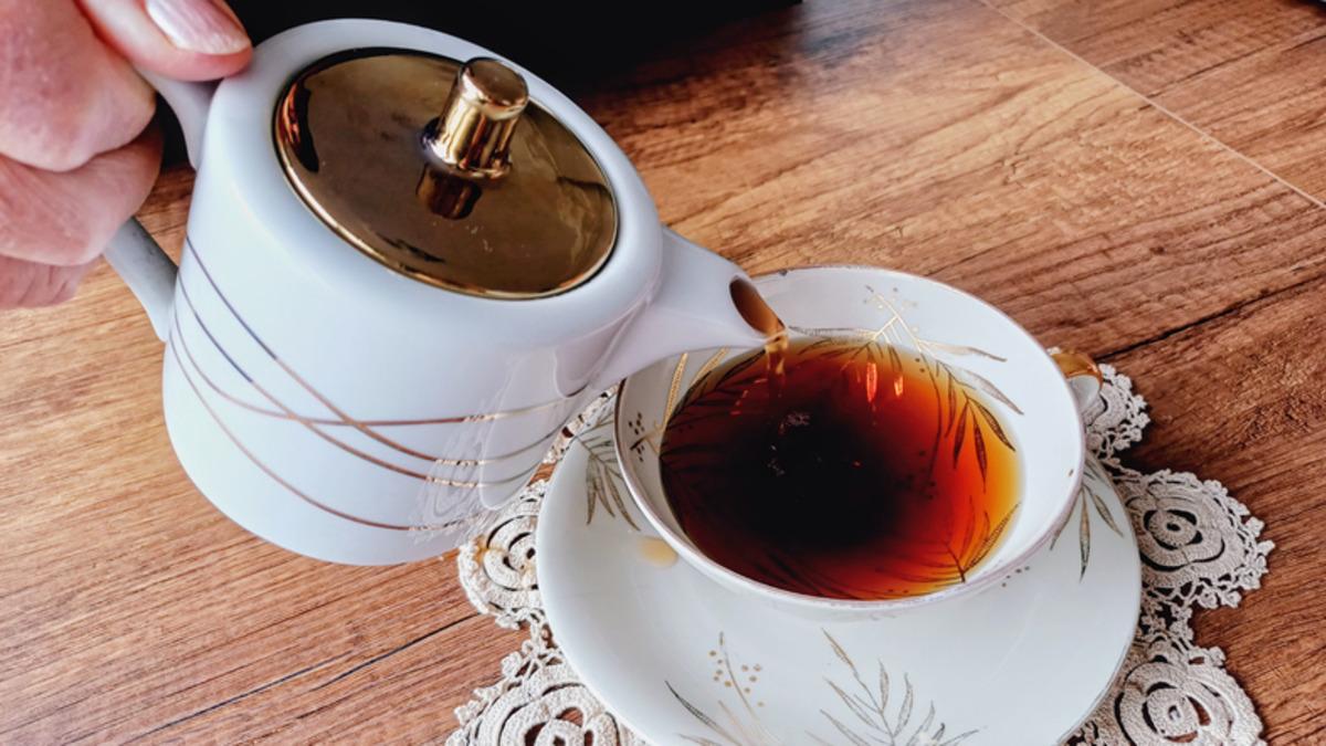 Sakın lavaboya dökmeyin! Bayat çayın faydasını duyan şaşırıyor 1