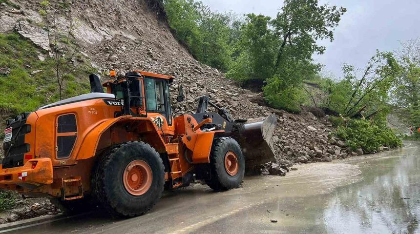 Ordu&rsquo;da heyelan nedeniyle kısmen kapanan yol ulaşıma a&ccedil;ıldı