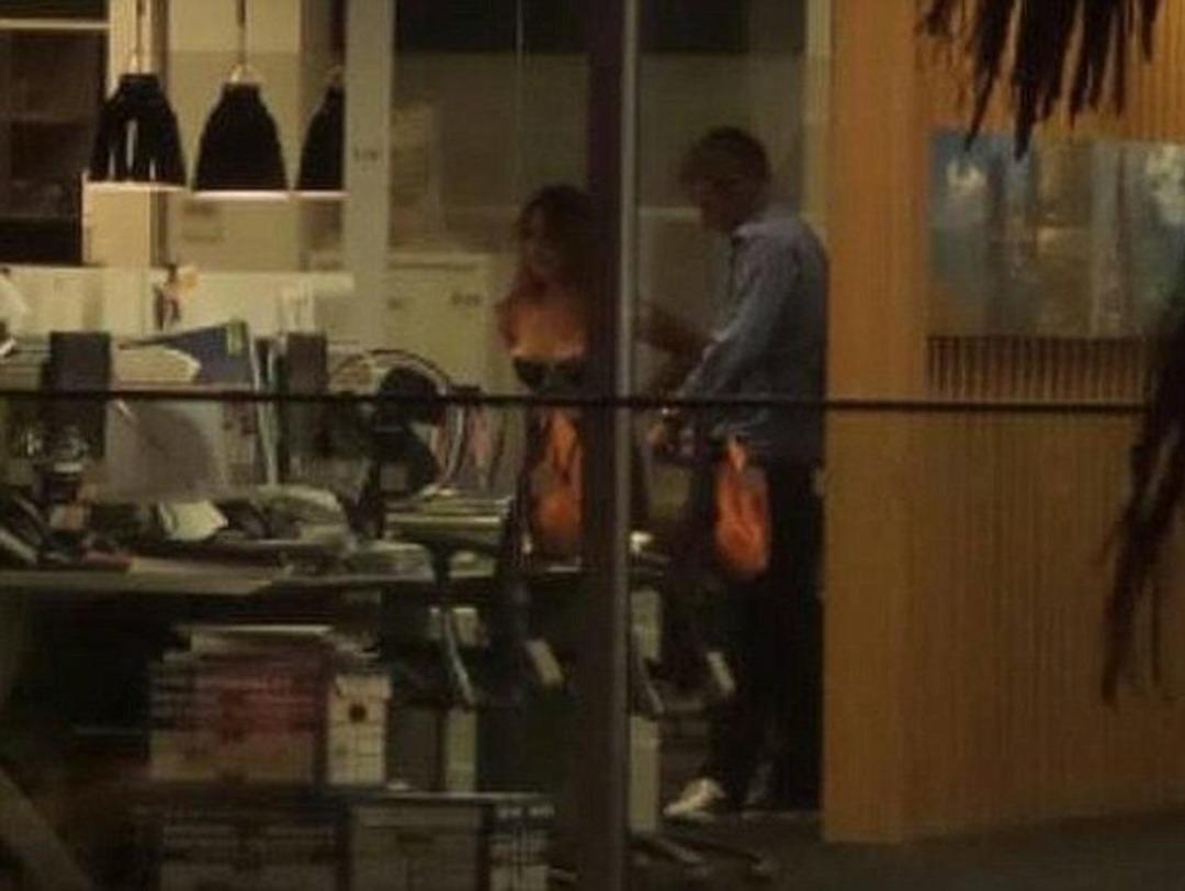 Skandalın b&ouml;ylesi! Ofis ortasında bir anda soyunmaya başlayıp...