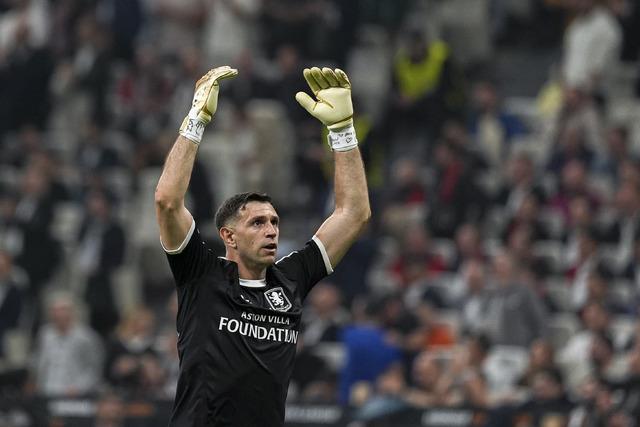 Emiliano Martínez'den alkışlanacak hareket! 👏
