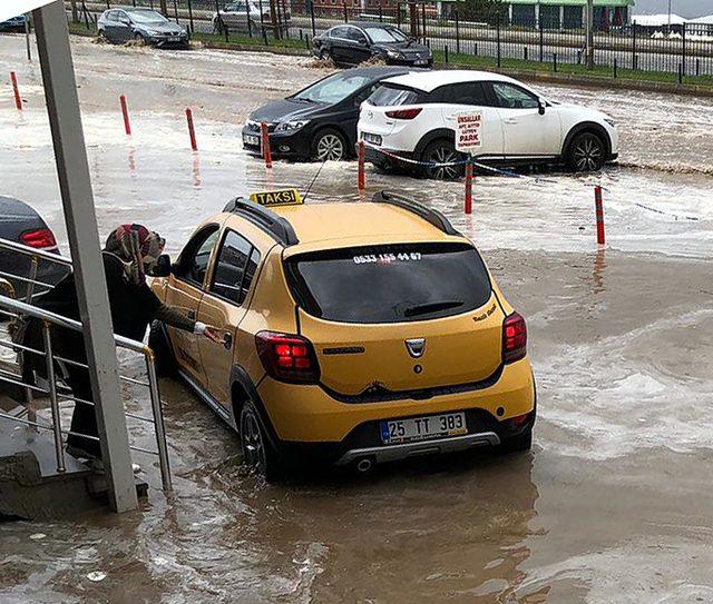 Sel nedeniyle yemek yedikleri lokantada mahsur kaldılar