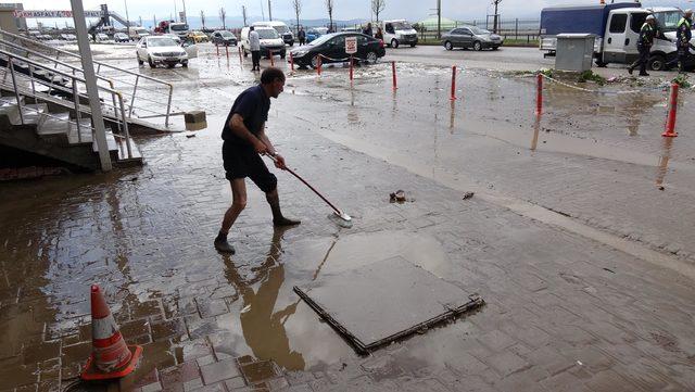 Sel nedeniyle yemek yedikleri lokantada mahsur kaldılar