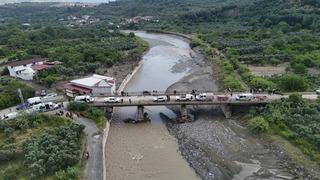 Araçlarıyla birlikte köprüden düşerek akıntıya kapılan 2 genç kayboldu