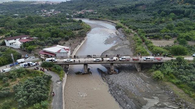 Araçlarıyla birlikte köprüden düşerek akıntıya kapılan 2 genç kayboldu