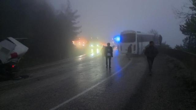 Yolcu midibüsü ile yakıt yüklü tır çarpıştı: 3 yaralı