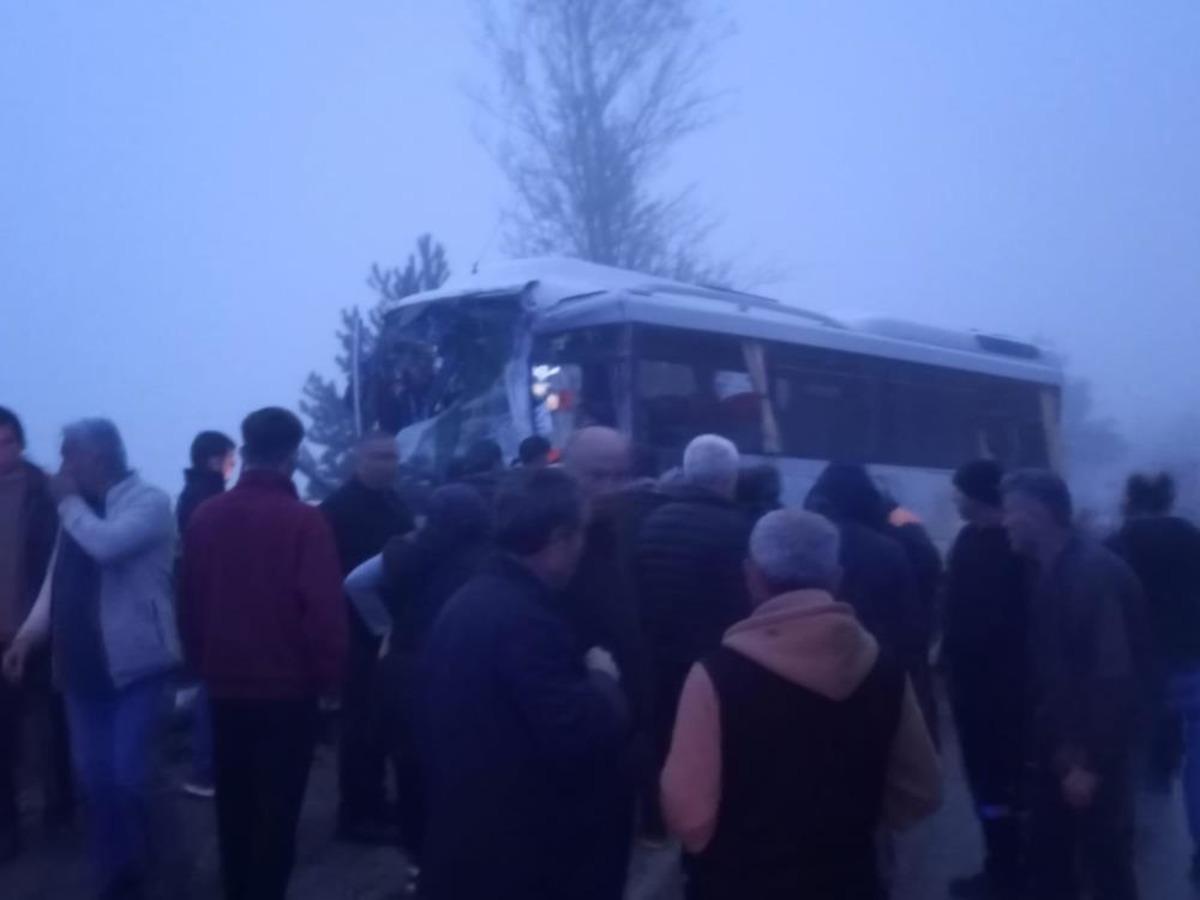Yolcu midibüsü ile yakıt yüklü tır çarpıştı: 3 yaralı 1