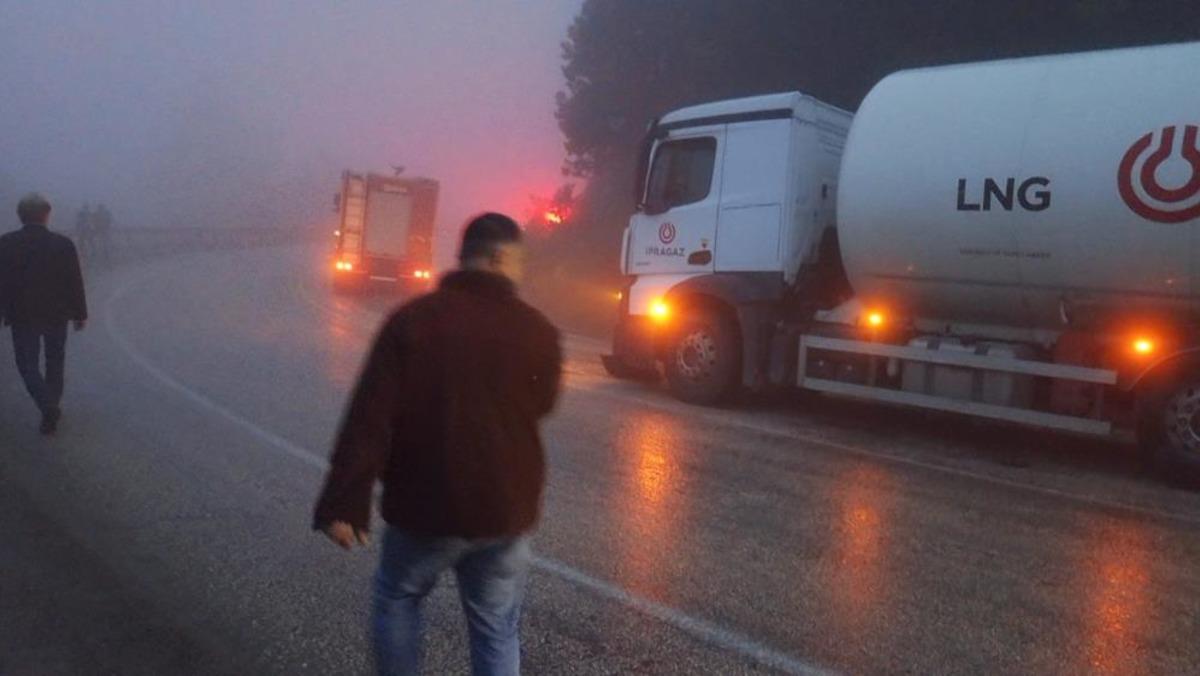 Yolcu midibüsü ile yakıt yüklü tır çarpıştı: 3 yaralı 2