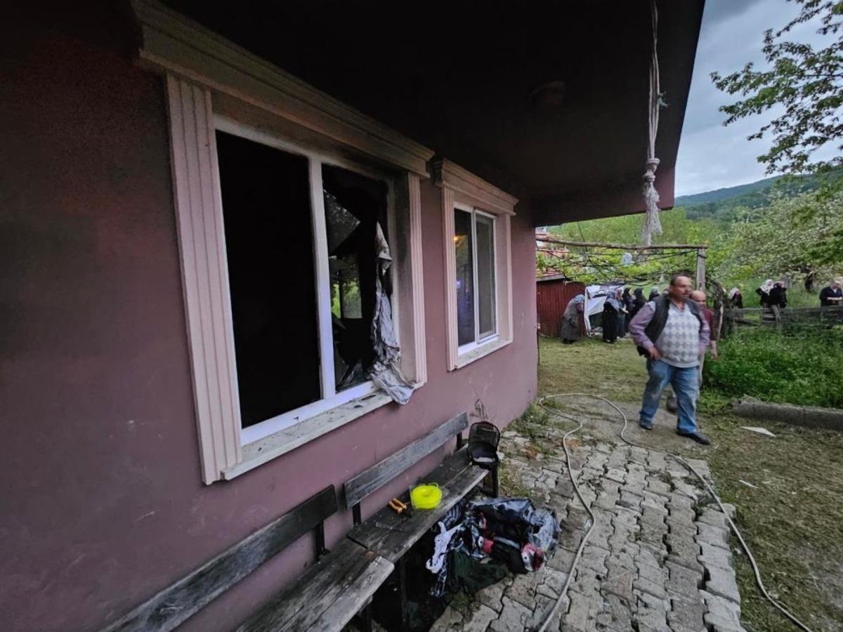 Benzinle soba yakmak isterken &ouml;l&uuml;mden d&ouml;nd&uuml;ler: 4 yaralı 2
