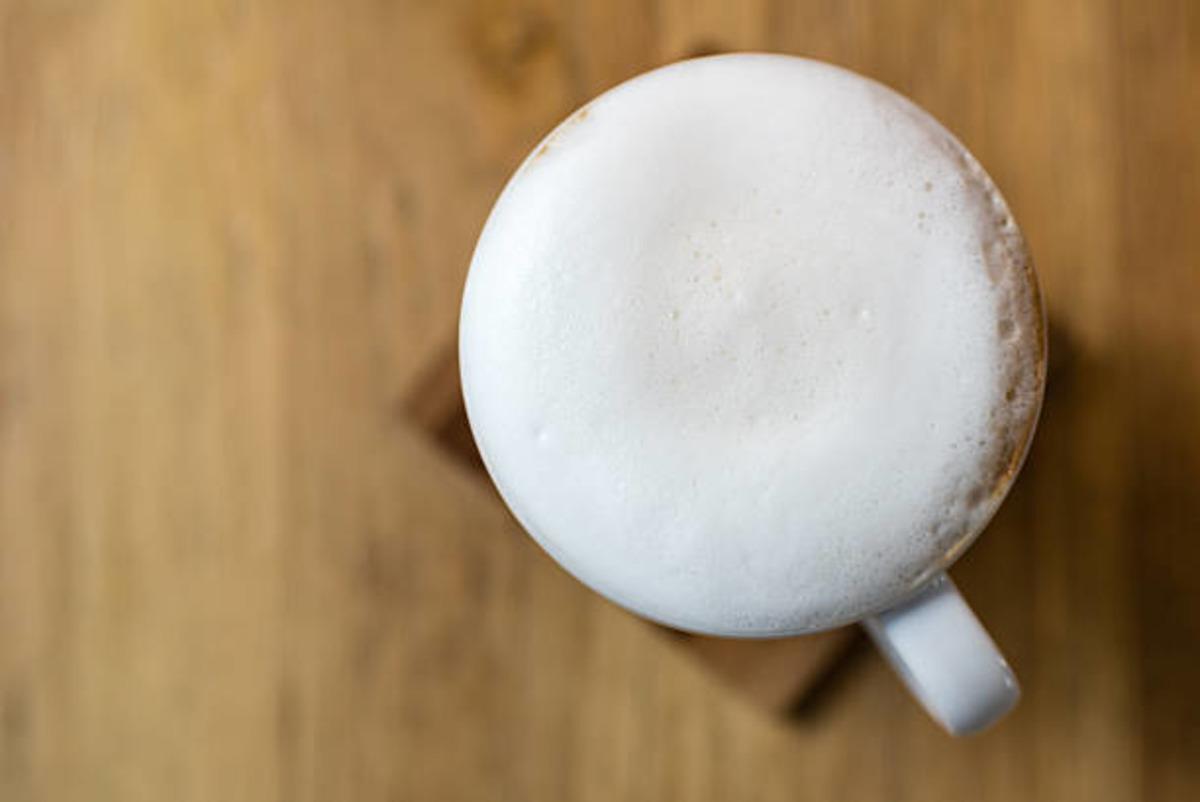 Süt köpüğünün kıvamını tutturmak için evde uygulayabileceğiniz barista teknikleri 6
