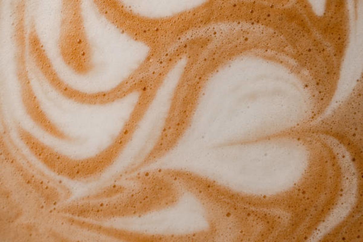 Süt köpüğünün kıvamını tutturmak için evde uygulayabileceğiniz barista teknikleri 5