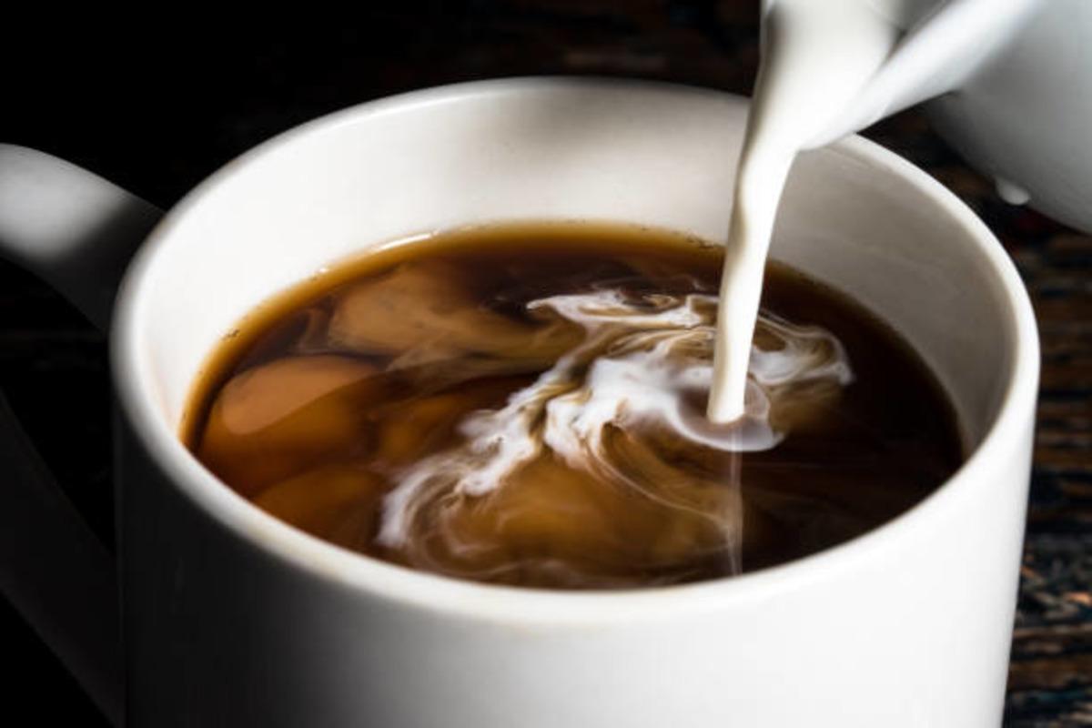 Süt köpüğünün kıvamını tutturmak için evde uygulayabileceğiniz barista teknikleri 4