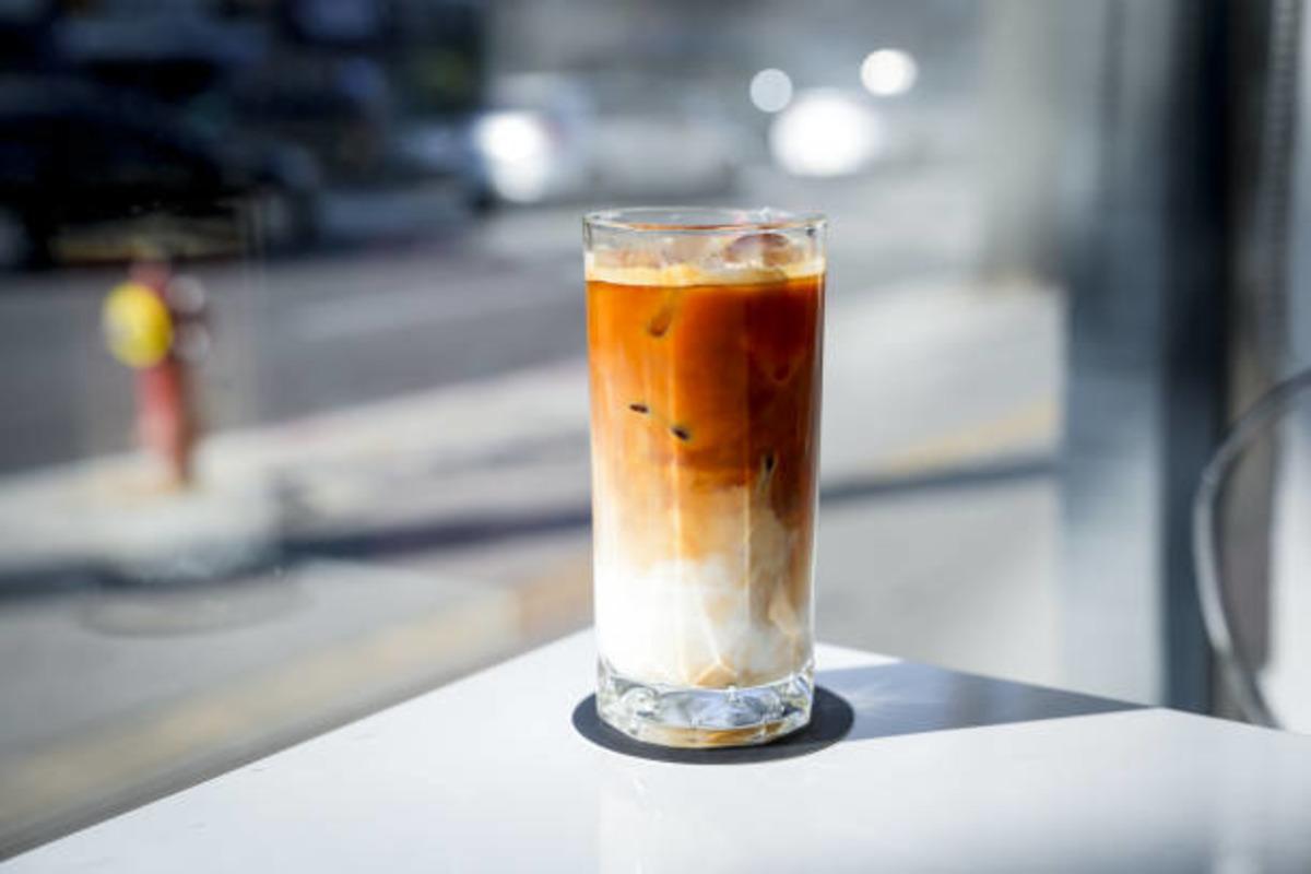 Evde profesyonel barista kalitesinde soğuk latte yapmanın püf noktaları 8
