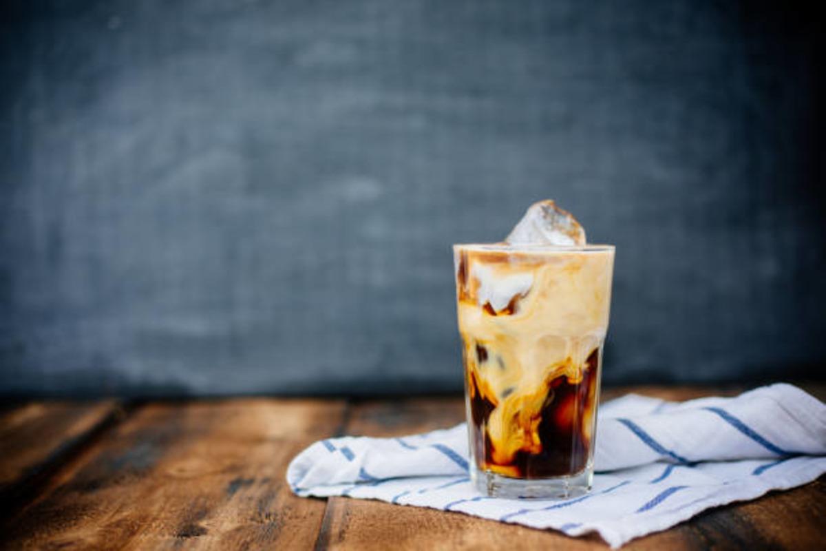 Evde profesyonel barista kalitesinde soğuk latte yapmanın püf noktaları 4