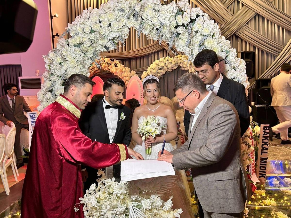 Bu nikah sosyal medyada gündem oldu! Çift tam 15 şahit seçti 3