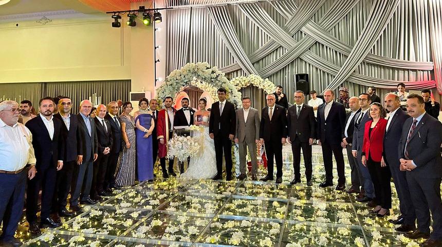 Bu nikah sosyal medyada g&uuml;ndem oldu! &Ccedil;ift tam 15 şahit se&ccedil;ti