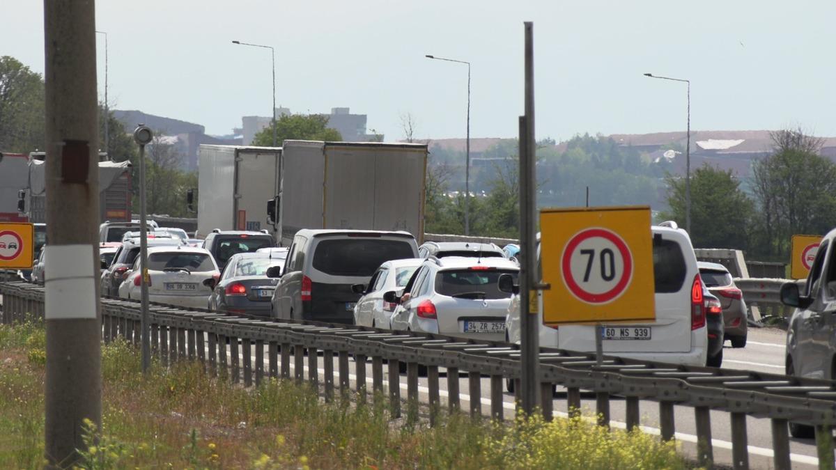 Tatilciler yola &ccedil;ıktı, trafik durma noktasına geldi! Ucu bucağı g&ouml;r&uuml;nmedi 1