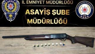 Kız kardeşinin iş yeri &ouml;n&uuml;nde havaya ateş a&ccedil;an şahıs yakalandı