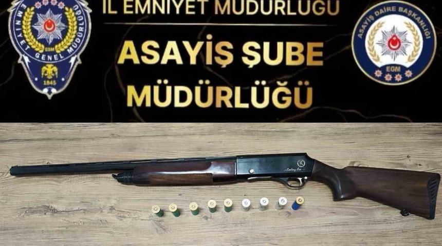 Kız kardeşinin iş yeri &ouml;n&uuml;nde havaya ateş a&ccedil;an şahıs yakalandı