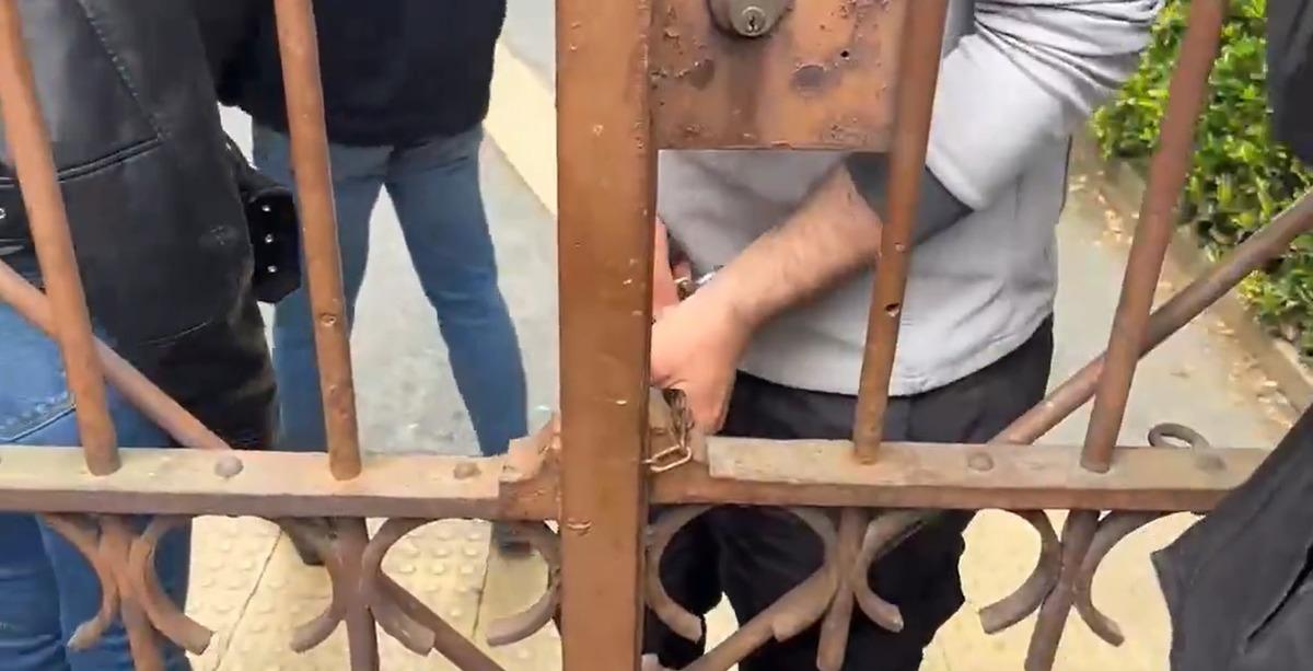 &Ccedil;evik kuvvet Bilgi &Uuml;niversitesi nde! Okula kilit vuruldu: G&uuml;ndem olan g&ouml;r&uuml;nt&uuml;ler 1