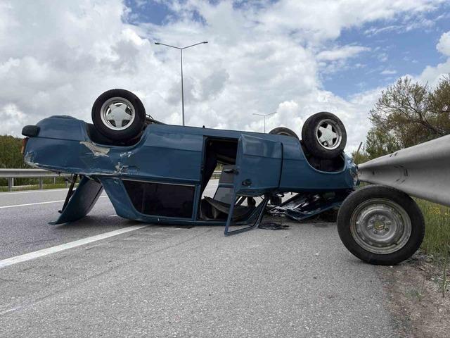&Ccedil;orum&rsquo;da bariyerlere &ccedil;arpan otomobil devrildi: 1 yaralı 3