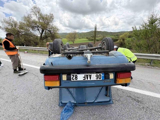 &Ccedil;orum&rsquo;da bariyerlere &ccedil;arpan otomobil devrildi: 1 yaralı 2