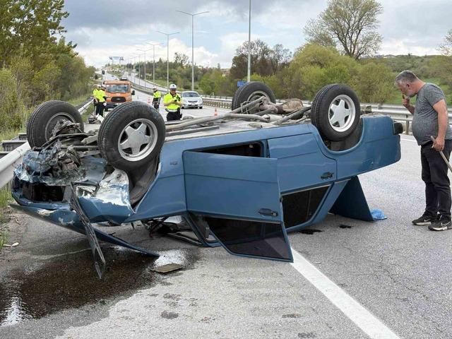 &Ccedil;orum&rsquo;da bariyerlere &ccedil;arpan otomobil devrildi: 1 yaralı 1