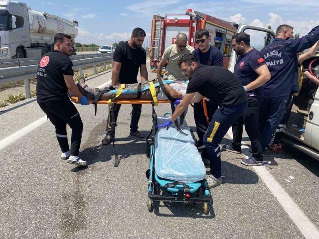 Hafif ticari araç traktöre çarptı: 1 ölü, 3 yaralı 5