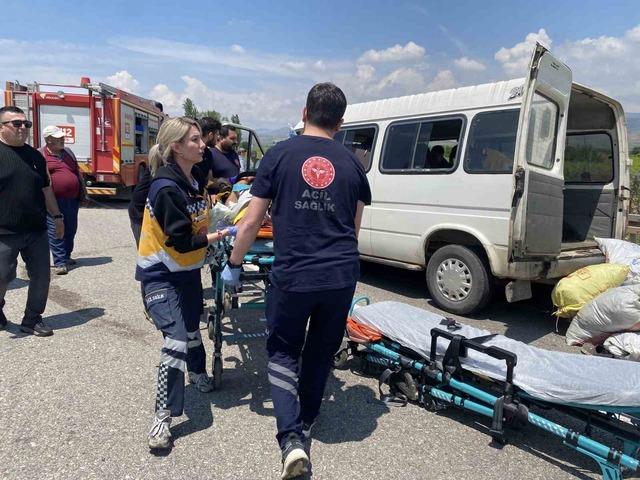 Hafif ticari araç traktöre çarptı: 1 ölü, 3 yaralı 4