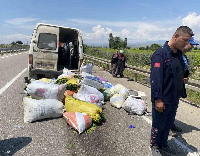 Hafif ticari araç traktöre çarptı: 1 ölü, 3 yaralı 3