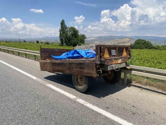 Hafif ticari araç traktöre çarptı: 1 ölü, 3 yaralı 2