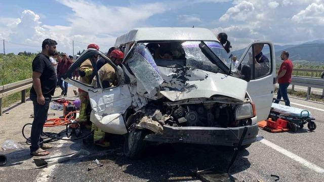 Hafif ticari araç traktöre çarptı: 1 ölü, 3 yaralı