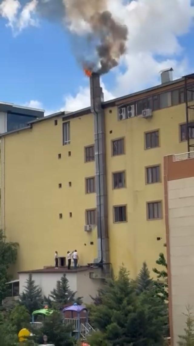 Elazığ&rsquo;da &ccedil;ıkan baca yangını korkuttu 1
